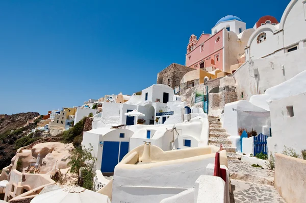 Oia stadsbilden på ön Thera, Santorini, Grekland. — Stockfoto