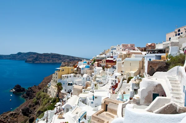 Oia mit Blick nach Norden auf die Insel Therasien auf der Insel Thera (Santorini), Griechenland. — Stockfoto