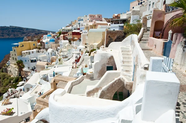 Oia rzeźbione w budynków na wyspie Thera (Santorini), Grecja. — Zdjęcie stockowe