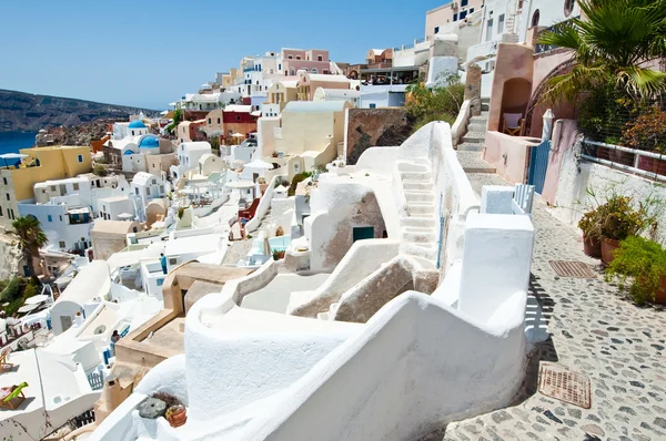 Casas del capitán de Oia en la isla de Thera (Santorini), Grecia . — Foto de Stock