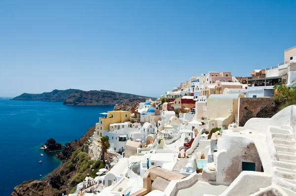 Ciudad de Oia mirando hacia el norte hacia la isla Therasia en la isla de Thera (Santorini), Grecia . —  Fotos de Stock