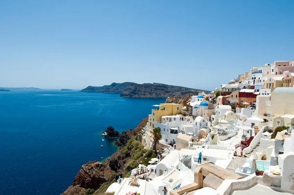 Oia Stadt mit Blick nach Norden auf die Therasieninsel auf der Insel Santorini, Griechenland. — Stockfoto