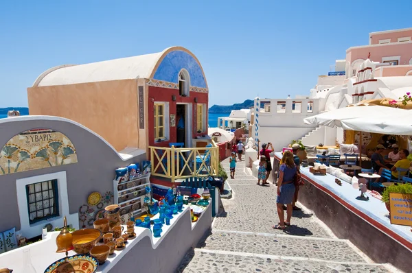 Thera, Oia-lipiec 28: Turystów zrobić zakupy na lipiec 24,2018 w miejscowości Oia na wyspie Thera(Santorini), Grecja. — Zdjęcie stockowe