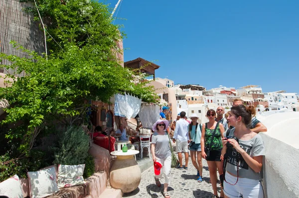 Thera, Oia-juli 28: Turister på Oia gatan juli 24,2018 i Oia stad på ön Thera(Santorini), Grekland. — Stockfoto