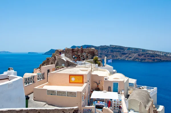 SANTORINI, OIA-28 DE JULIO: Grupo de turistas en la cima del castillo de Oia el 28 de julio de 2014 en la ciudad de Oia en la isla de Santorini, Grecia . — Foto de Stock