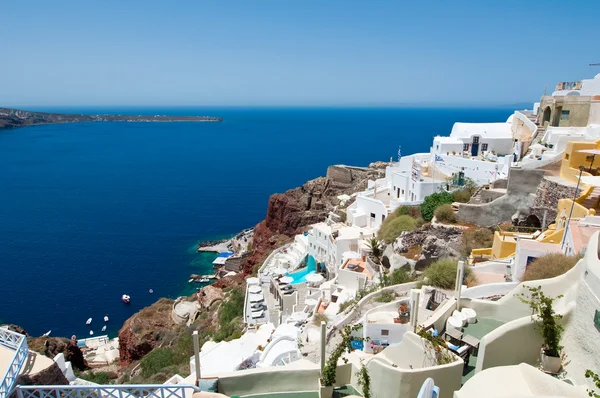 Oia plaats en haven van Ammoudi hieronder op het eiland van Thira (Santorini), Griekenland. — Stockfoto