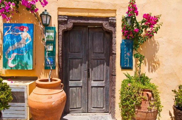 SANTORINI, OIA-JULY 28: Local hotel on the Oia street on July 28,2014 in Oia town on the Santorini island, Greece. Ойя - небольшой городок на островах Тира (Санторини) в Кикладах, Греция . — стоковое фото