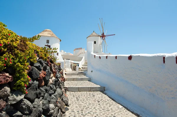 Gyalogos ösvény vezet a Oia szélmalom Santorini sziget (Théra). Cyclades-szigetek, Görögország. — Stock Fotó