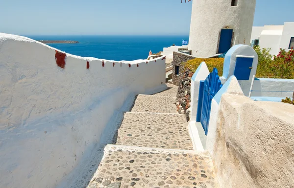 Po pěšince vedoucí k mlýn v Oia na ostrově Santorini, Řecko. — Stock fotografie