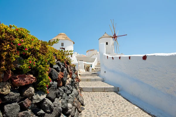 サントリーニ島 (ティーラ島) にイア風車への道を歩いています。キクラデス諸島, ギリシャ. — ストック写真