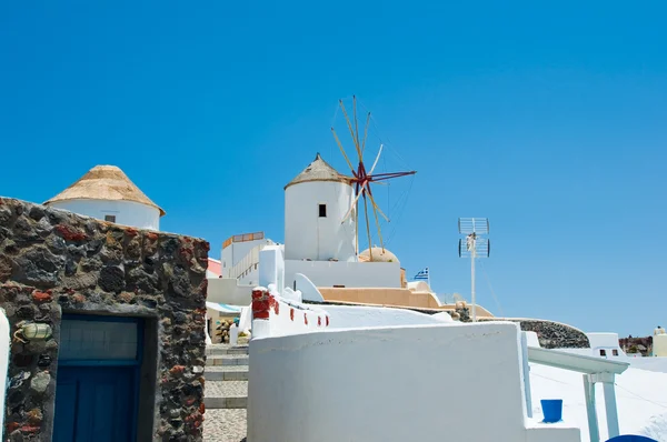 Oia windmolens op het eiland Santorini (Thira). Cycladen, Griekenland. — Stockfoto