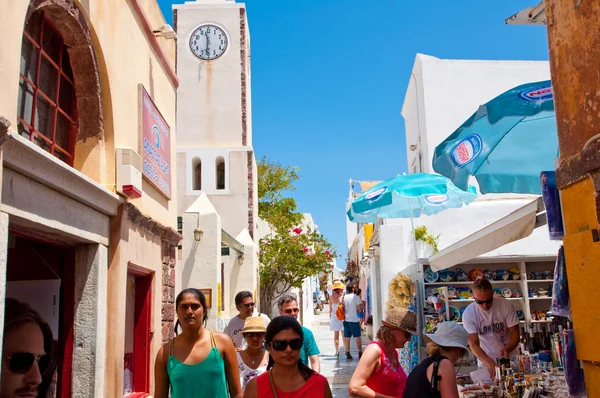 SANTORINI,OIA-JULY 28: Shopping street on July 28,2014 in Oia town on Santorini, Greece. Oia is a small town on the islands of Thira (Santorini) and Therasia, Greece. — Stockfoto