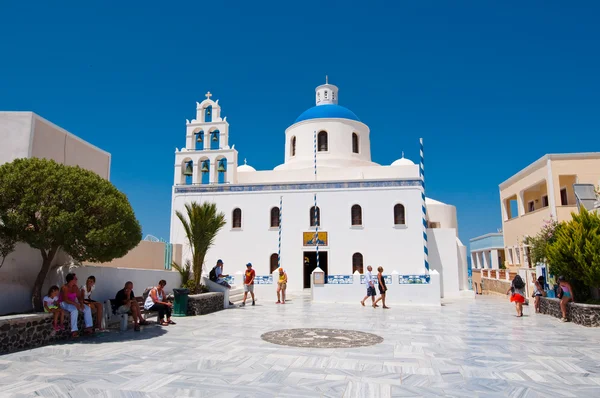 SANTORINI, OIA-28 DE JULIO: La Iglesia de Agia Irini el 28 de julio de 2014 en el pueblo de Oia en la isla de Santorini, Grecia. Oia es una pequeña ciudad en las islas de Thira (Santorini) y Therasia, Grecia. . —  Fotos de Stock