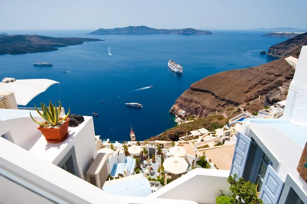 Fira town on the edge of the caldera on the Santorini island, Greece. — Stock fotografie