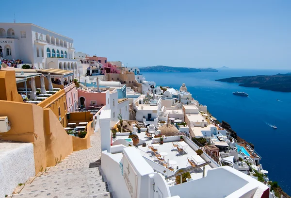 SANTORINI, FIRA-28 DE JULIO: Vista de Fira el 28 de julio de 2014 en la ciudad de Fira en Santorini, Grecia. Fira es la capital moderna de la isla griega del Egeo, Santorini . —  Fotos de Stock