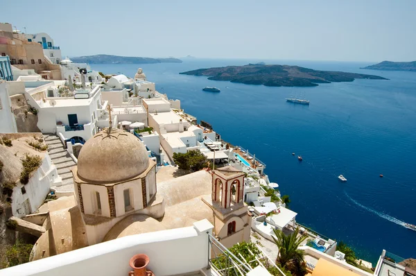 Vista panorâmica da Fira e do vulcão na ilha de Thera (Santorini), Grécia . — Fotografia de Stock