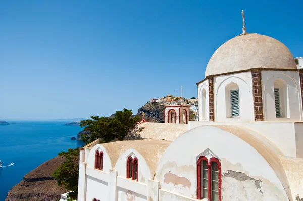 Orthodox church overlooking the caldera and the volcano. Fira, Santorini in Greece. — Stock Photo, Image