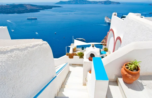 Steps down to the Idyllic patio in Fira on the island of Thera(Santorini), Greece. — Stockfoto