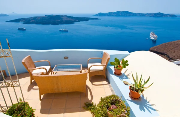 Patio con flores en Fira en la isla de Thira (Santorini), Grecia . — Foto de Stock