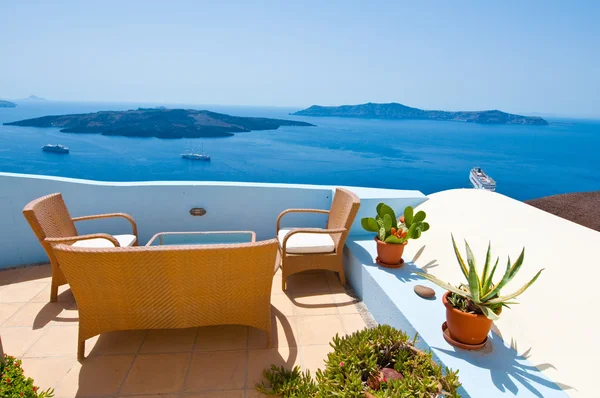 Patio con flores en la ciudad de Fira en la isla de Thera (Santorini), Grecia . —  Fotos de Stock