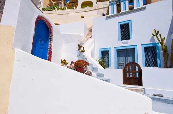 Fira cosy street on the island of Thira (Santorini), Greece. — 图库照片