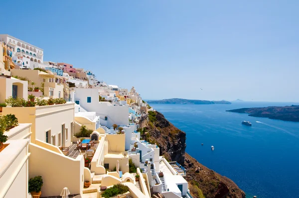 Fira cityscape on the edge of the caldera cliff on the island of Thira known as Santorini, Greece. — Stock Photo, Image