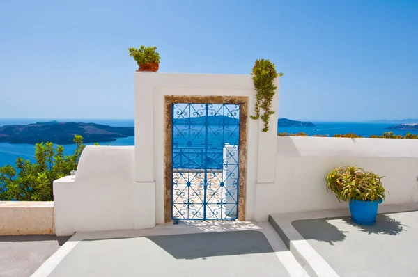 Porta dal patio della città di Fira sull'isola di Thira (Santorini), Grecia . — Foto Stock