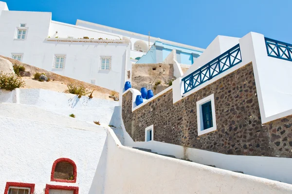 Fira accogliente strada sull'isola di Thira (Santorini), Grecia . — Foto Stock