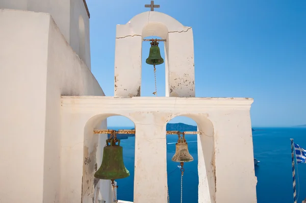 Detalle del campanario de una iglesia ortodoxa. Ciudad de Fira, Santorini, Grecia . — Foto de Stock