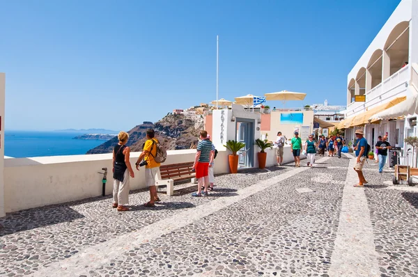 Santorini, Fira-lipiec 28: Turyści mogli podziwiać widok na lipiec 28,2014 w mieście Fira na wyspie Santoryn, Grecja. Fira znajduje się nowoczesny stolicy wyspy greckie Morza Egejskiego, Santorini. — Zdjęcie stockowe