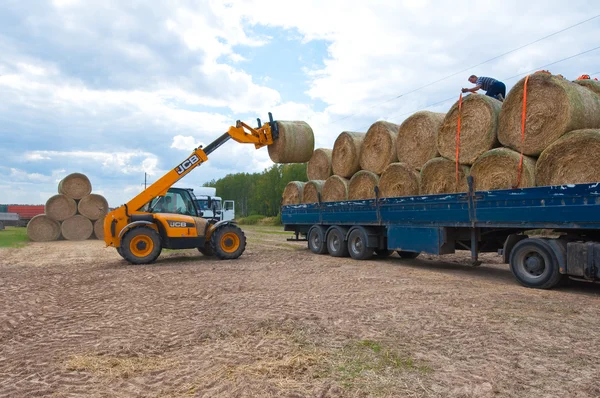 RUSSIE, BRYANSK-6 SEPTEMBRE : Paysage rural avec les machines agricoles le 6 septembre 2014 dans l'oblast de Bryanskaya, Russie . — Photo
