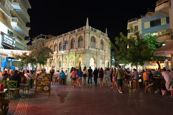 CRETE,HERAKLION-JULY 25: Nightlife on July 25,2014 in Heraklion on the Crete island, Greece.Heraklion also Iraklion is the largest city and the administrative capital of the island of Crete, Greece. Ліцензійні Стокові Зображення