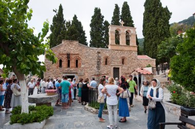 Crete, Yunanistan-Temmuz 20: Kera Kardiotissa Manastırı ve bir grup Hacı Girit Adası Temmuz tarihinde Yunanistan 28,2014.