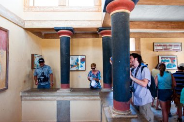 Crete, Yunanistan-Temmuz 21: Turist Temmuz'da Knossos Sarayı'nda Yunanistan Crete adada 21,2014.