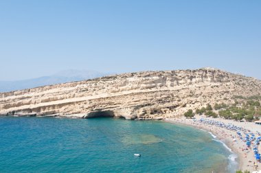 Matala hippi plaj ile Yunanistan Crete adada mağaralar.