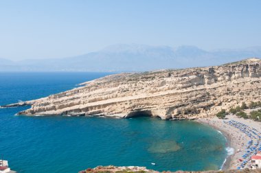 Panoramik Matala mağaralar ve Matala beach adada Crete, Yunanistan.
