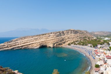 Kandiye Girit Adası Yunanistan yakınındaki Matala kumlu plaj ile görünümünü mağaralar.