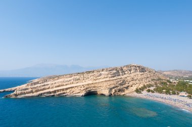 Kandiye Girit Adası Yunanistan yakınındaki Matala kumlu plaj ile panoramik mağaralar.