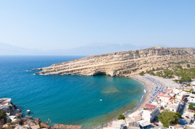 Kandiye Girit, Yunanistan yakınındaki ünlü Matala hippi Plajı ile mağaralar.