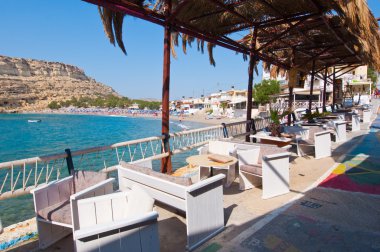 Matala, Crete-Temmuz 22: Matala Köyü Temmuz yerel restoranda Girit, Yunanistan adada 22,2014. Matala Heraklion, Crete köy 75 km güneybatısında olduğunu.
