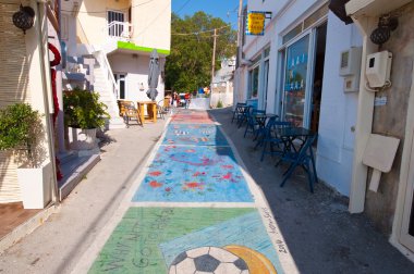 Matala, Crete-Temmuz 22: Matala Caddesi ve Temmuz kıyısında 22,2014 Crete, Yunanistan adada. Matala Heraklion, Crete köy 75 km güneybatısında olduğunu.