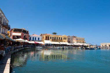 Restoranları olan Venedik limanı. Rethymno şehri, Girit Adası, Yunanistan.