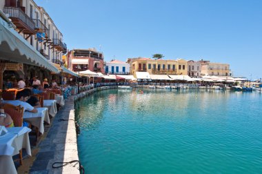 Crete, Rethymno-Temmuz 23: Eski Venedik Limanı ile çeşitli bar ve restoranlar Rethymno City Temmuz 23,2014 adada Crete, Yunanistan.