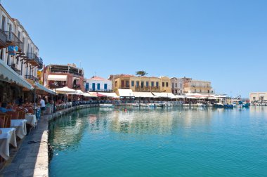 Crete, Rethymno-Temmuz 23: Venedik Limanı ile çeşitli bar ve restoranlar Rethymno City Temmuz 23,2014 tarihinde Girit Adası Yunanistan.