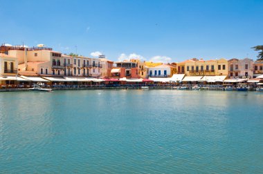 Crete, Rethymno-Temmuz 23: Eski Venedik limanı ile çeşitli Bar ve restoranlar Rethymno City Temmuz 23,2014 tarihinde Girit Adası Yunanistan.