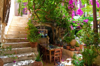 Rethymno, Girit-Temmuz 23: Temmuz 23,2014 içinde Resmo şehri üzerinde yerel bir restoran iç. Girit Adası, Yunanistan.