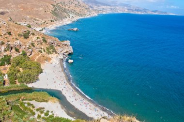 Preveli plaj ve lagün Yunanistan Crete adada Kourtaliotiko gorge ağzından gördüm.