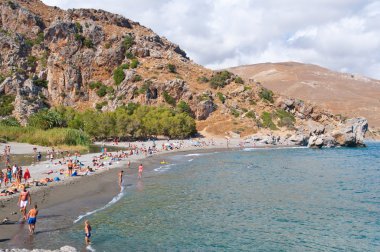 Tatilciler Preveli sahilde. Yunanistan Crete.