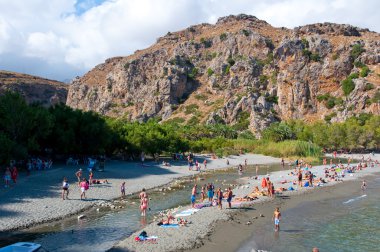 Crete, Yunanistan-Temmuz 23: İnsanlar Temmuz Preveli sahilde 23,2014 Girit, Yunanistan. Preveli beach ana şehrin güneyindeki 40 km mesafededir ve Girit'te en pastoral plaj.
