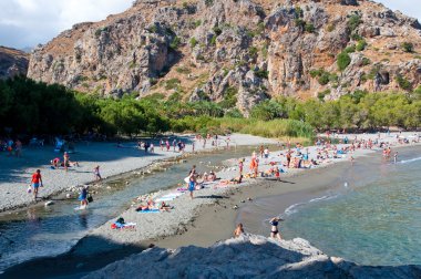 Crete, Yunanistan-Temmuz 23:Tourists Preveli üzerinde plaj Temmuz'da 23,2014 üzerinde Girit, Yunanistan. Preveli beach ana şehrin güneyindeki 40 km mesafededir ve Girit'te en pastoral plaj.